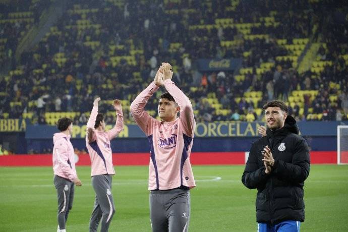 比利亚雷亚尔和西班牙人之间的一场西甲比赛在预定的开球时间后被取消，数千人被埋在地下