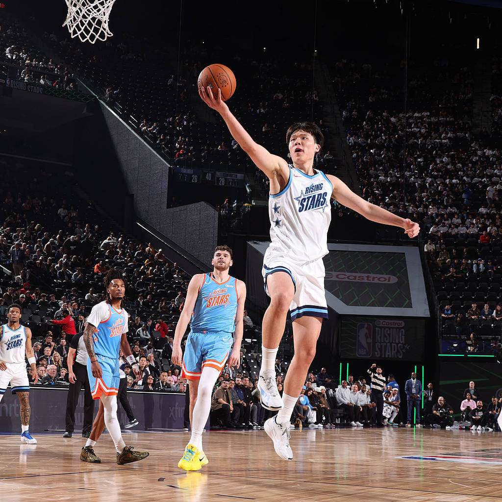 杨瀚森新秀赛8分钟超惊艳 尴尬一场游全赖队友自私?